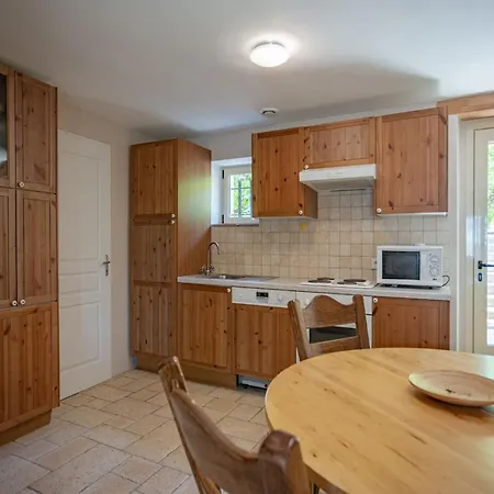 Gem Pool & Charm, Cleaning Included * Courry