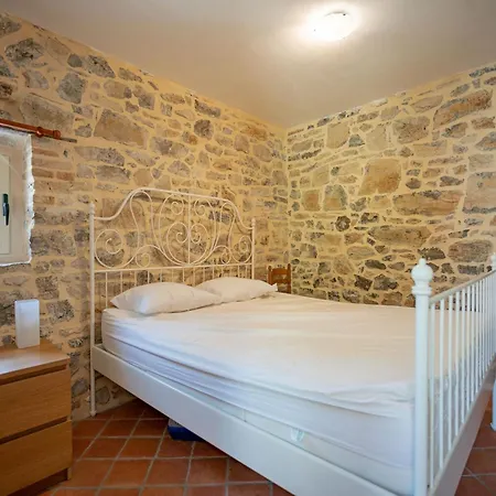 Gem Pool & Charm, Cleaning Included * Courry